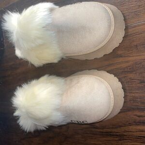Tan with cream color fur slide On’s with hard bottoms. Super comfy & cute